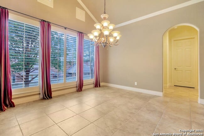 Building Photo - 4 Bedroom/4 Bath Champion Ridge Subdivision