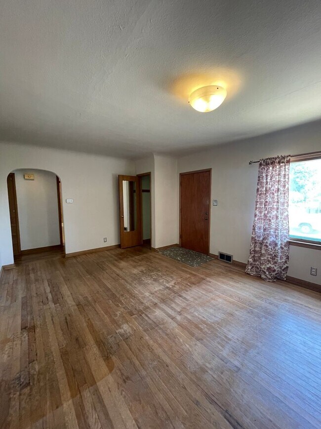 Building Photo - Charming Home w/ Fenced Yard in Central Lo...