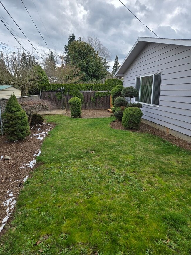 Building Photo - HUGE Bonus room ! Remodeled !  Hardwood Flooring Throughout & New Carpet in Bedrooms, Tile, Grani...