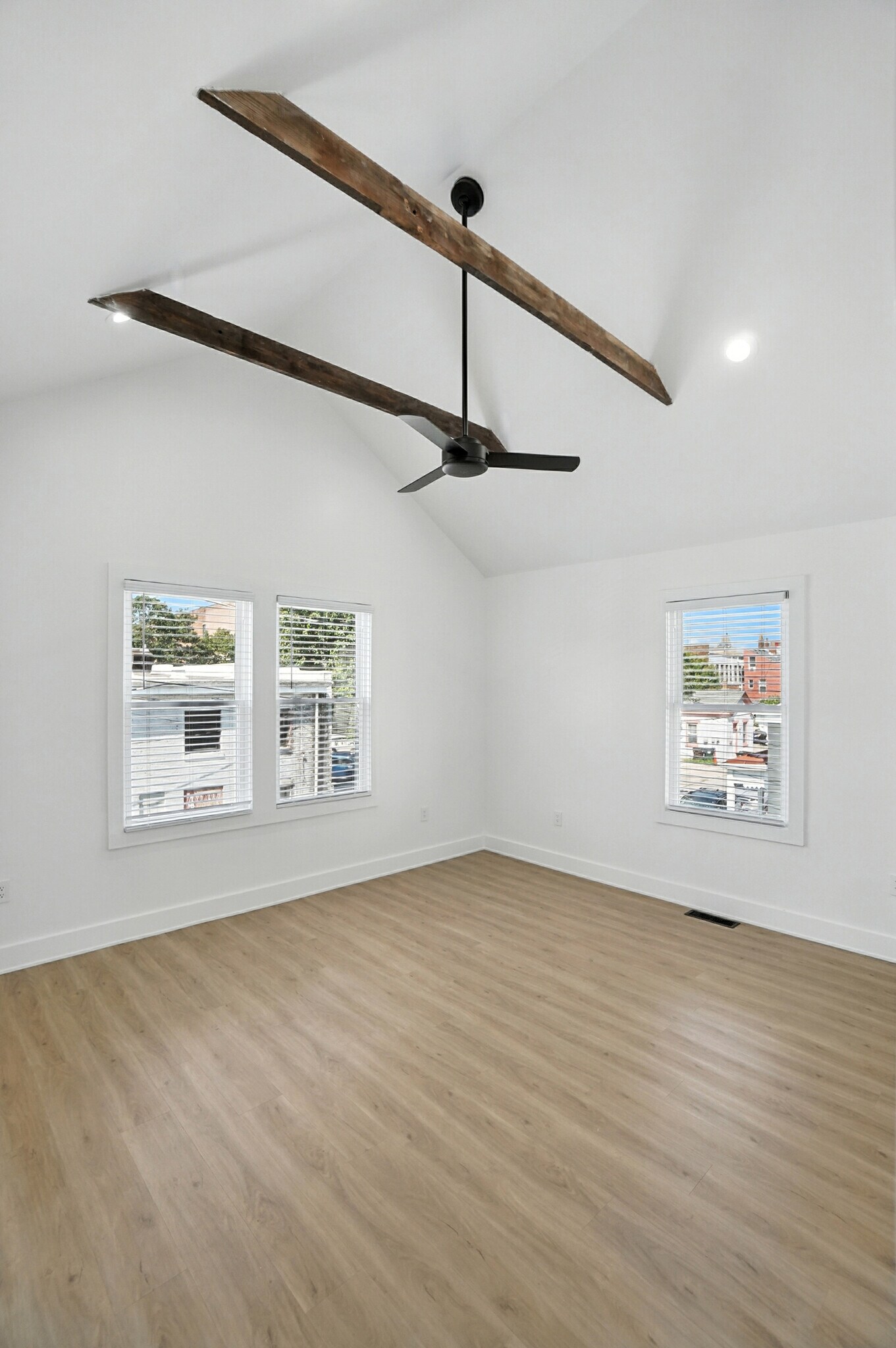 Building Photo - 831 Dayton Ave
