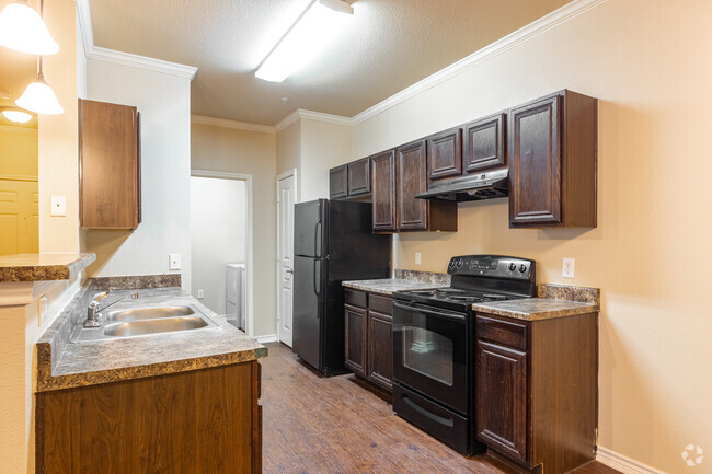 2BR, 2BA - 969SF - Kitchen - Stonebridge at Ironton