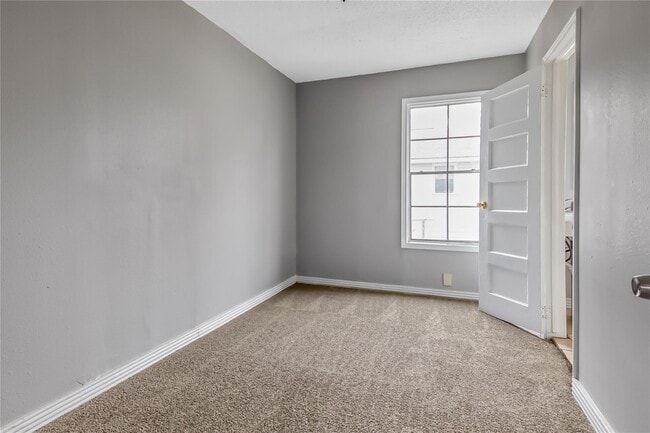 Building Photo - 7214 W Knoll St