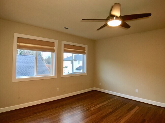 Building Photo - Stunning 3BD  Lake Shore Home with Office and Loft Area!  Gorgeous Finishes!