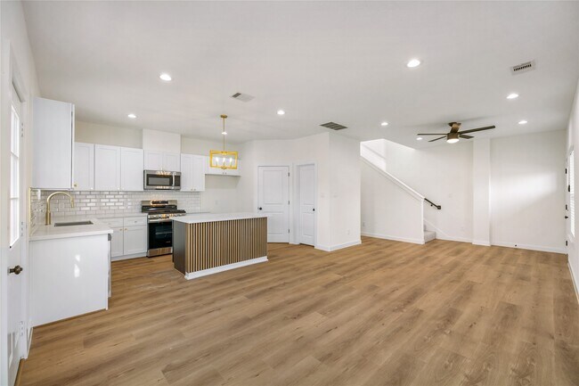 Building Photo - 6417 Eastland St