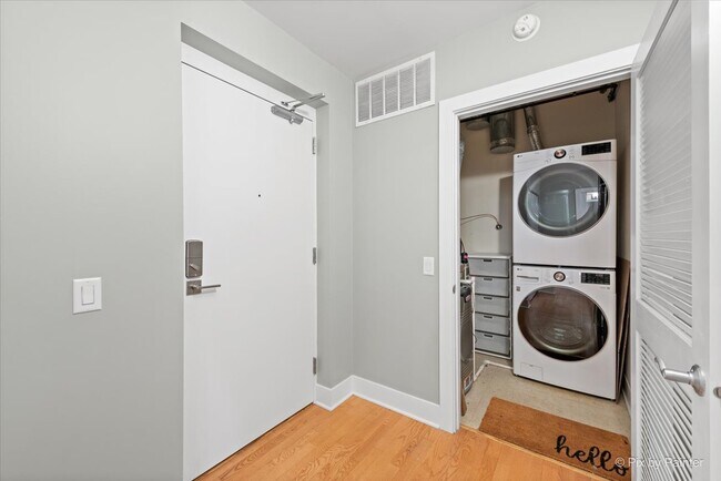 Building Photo - 873 N Larrabee St