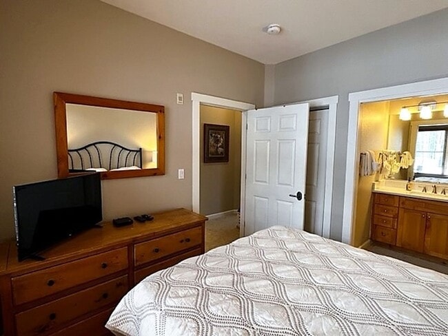 Building Photo - Winter Seasonal Rental- Seasons #1837