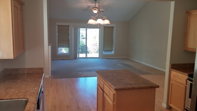 Building Photo - VIDEOTOUR: Gorgeous Home on Quiet Culdesac in Dallas. PETS WELCOME