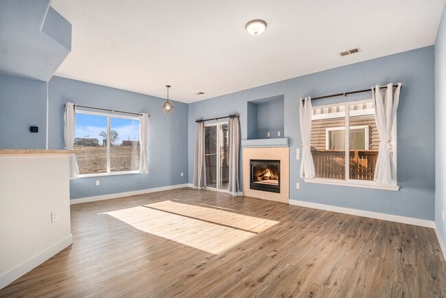 Building Photo - Available NOW!  2 Bedroom 2 Bath Beautiful Townhome