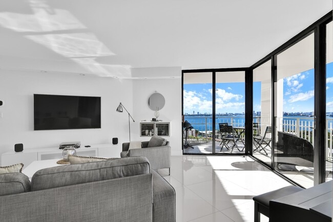 Building Photo - 1000 NE Quayside Terrace