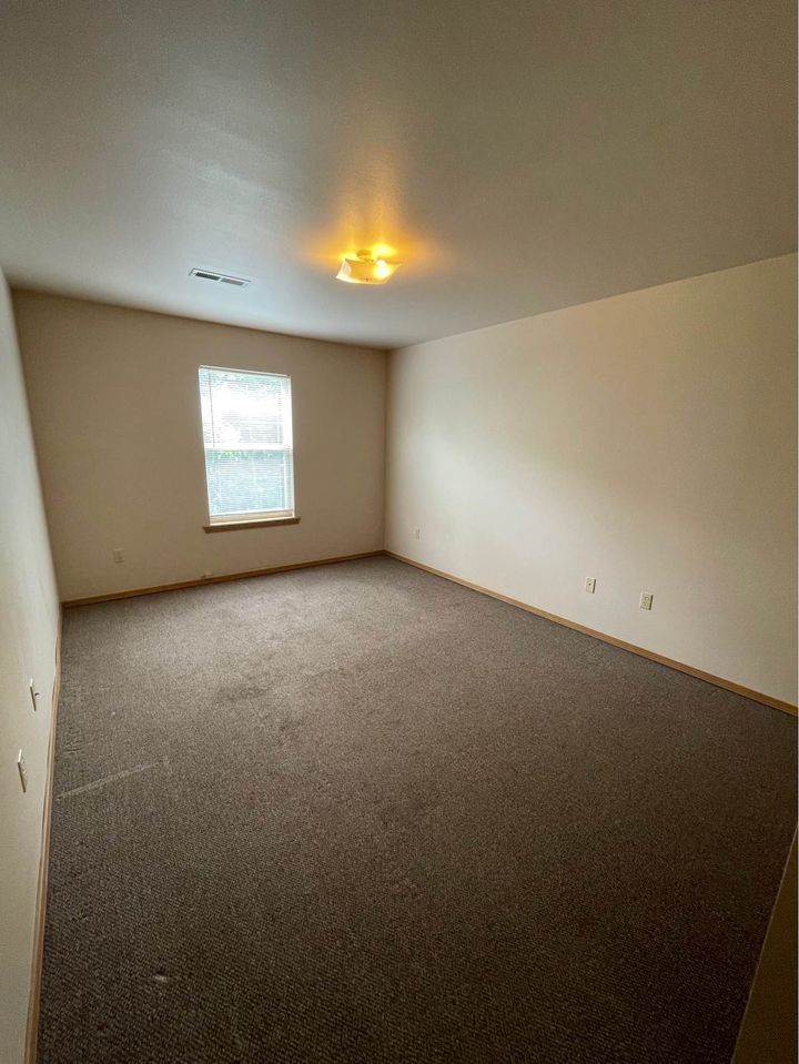 Building Photo - 12 Valley View Dr E