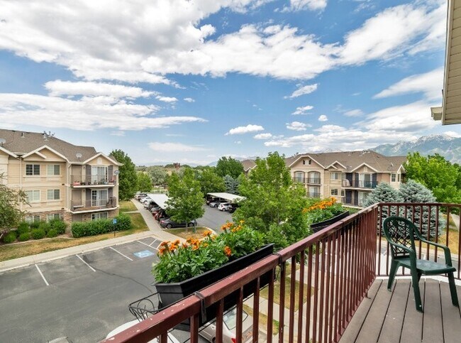 Building Photo - Bright 3-Bed, 2-Bath Condo with Mountain Views & Community Amenities