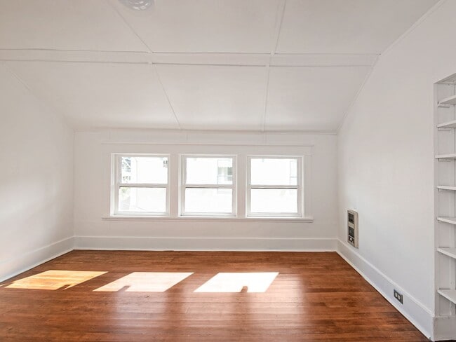 Building Photo - 5265 NE 14th Pl