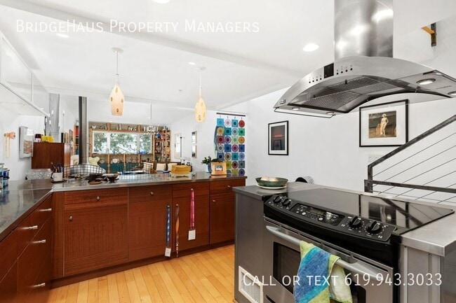 Building Photo - 3033 India St