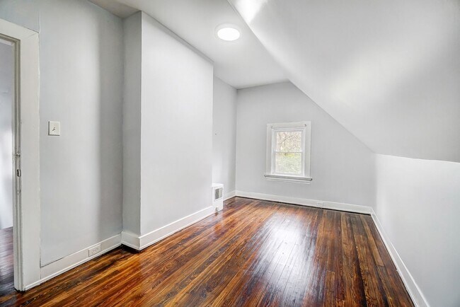 Building Photo - 870 Rockdale Ave