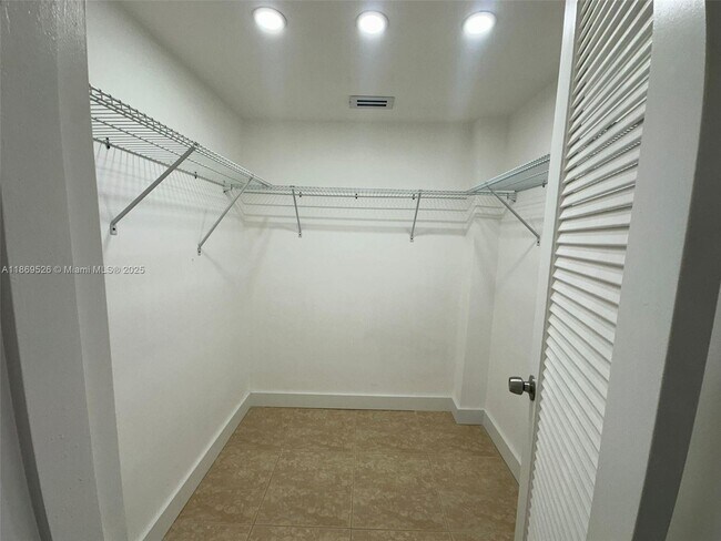 Building Photo - 2999 Point E Dr