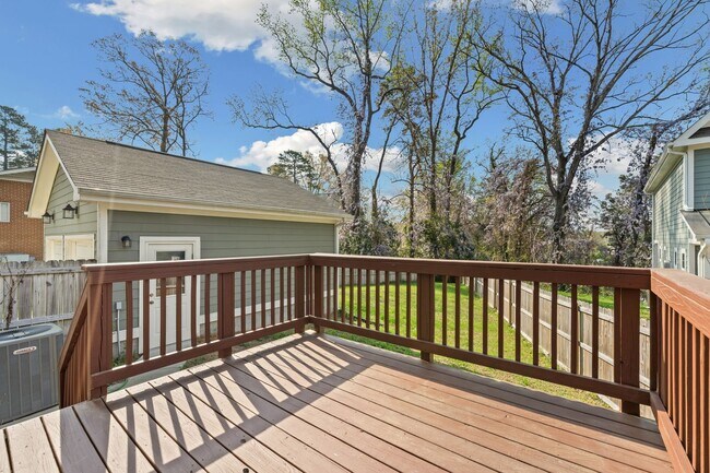 Building Photo - APPLICATIONS PENDING - Gorgeous 4be/3ba With Fenced-In Backyard