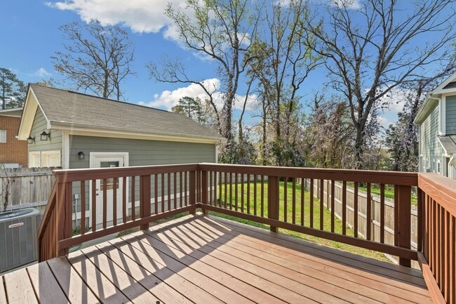 Building Photo - Gorgeous 4be/3ba With Fenced-In Backyard