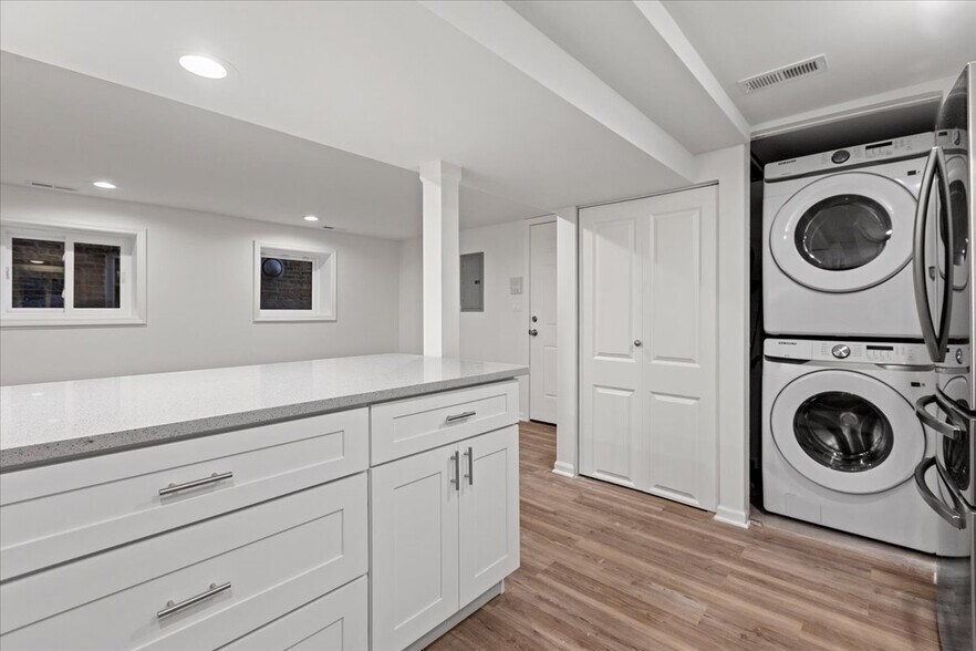 Building Photo - 2221 W Winnemac Ave