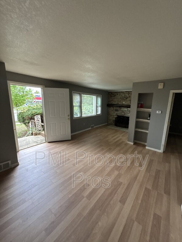 Building Photo - 6712 W Villard Ave