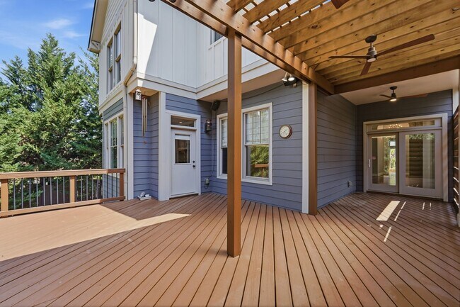Building Photo - 520 Iverson Way