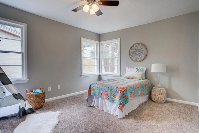 Building Photo - Charming 3-Bedroom Home