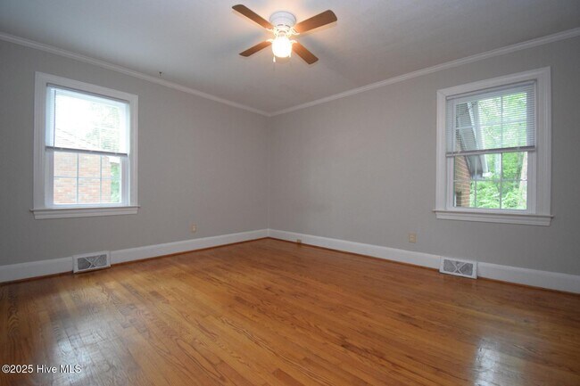 Building Photo - 1415 N Overlook Dr
