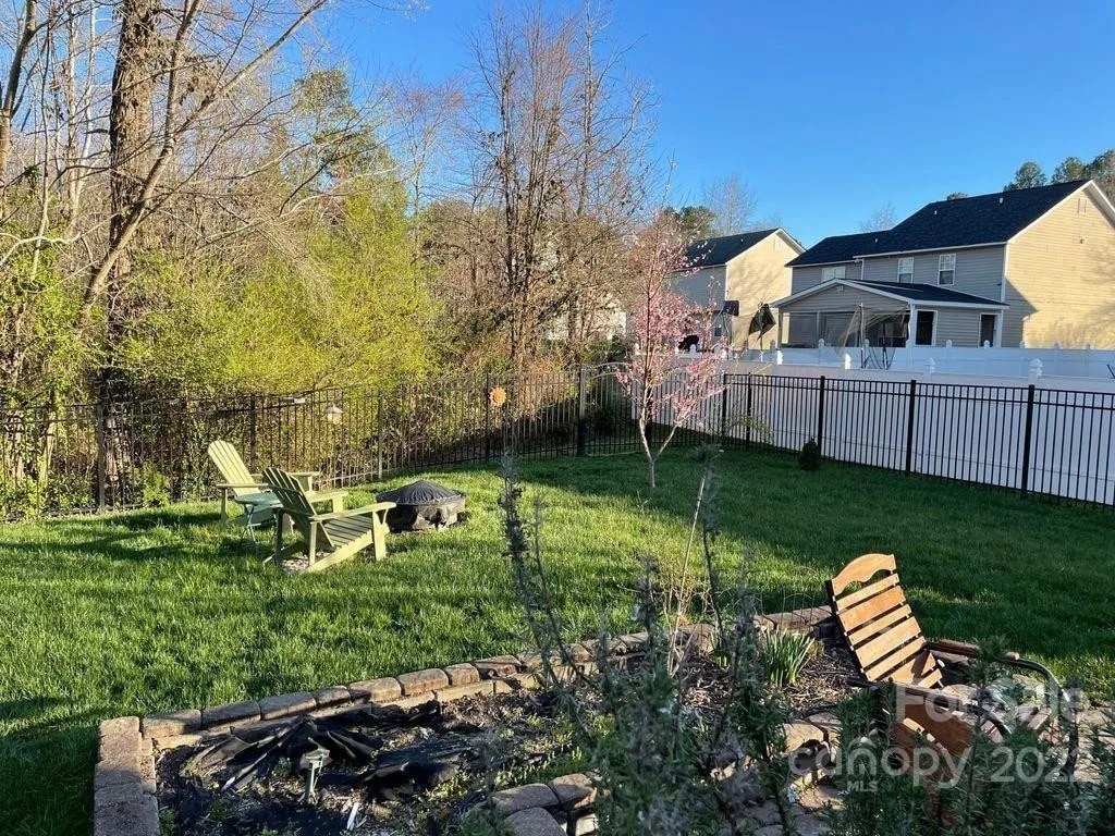 Building Photo - Room in House on Meadowcreek Village Dr