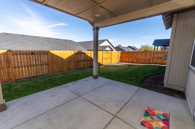 Building Photo - 3667 SW Pumice Stone Ave