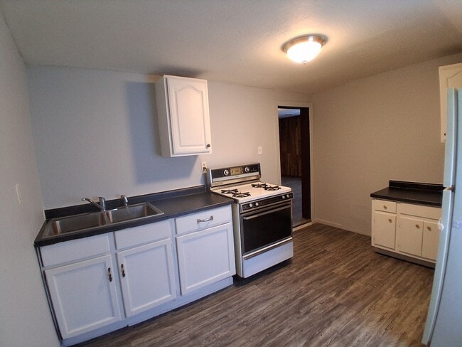 Building Photo - 903 Jewell-