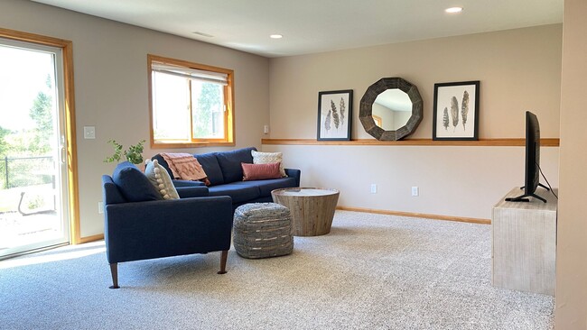 Building Photo - 3109 Tamarack Ln SE