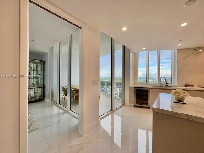 Building Photo - 15901 Collins Ave