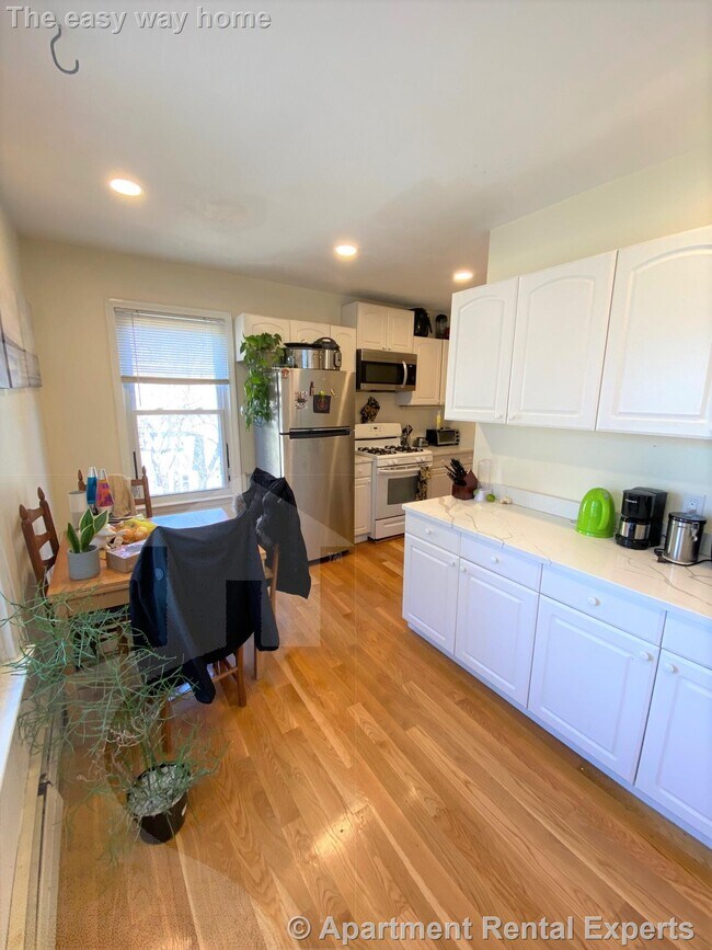 Building Photo - 359-361 Western Ave Unit #3