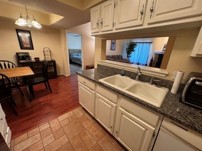 Building Photo - Fully Furnished 3 bedroom, close to everything! Flexible terms, easy application process!