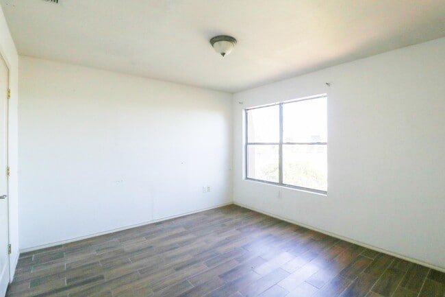 Building Photo - 9310 Albany Dr