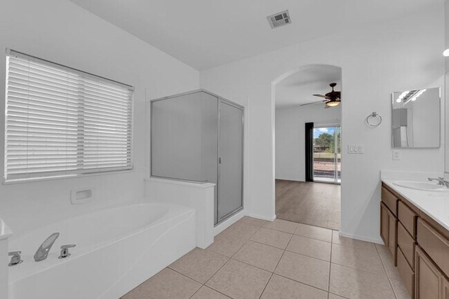 Building Photo - 3 Bedrooms, 2 Bathroom single story home i...