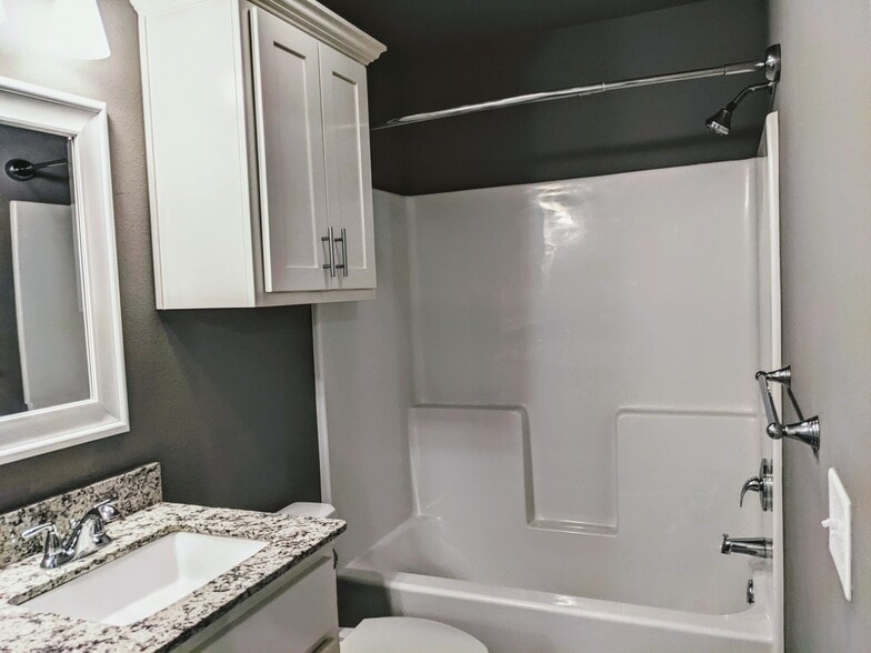 Building Photo - 700 Hawthorn Way