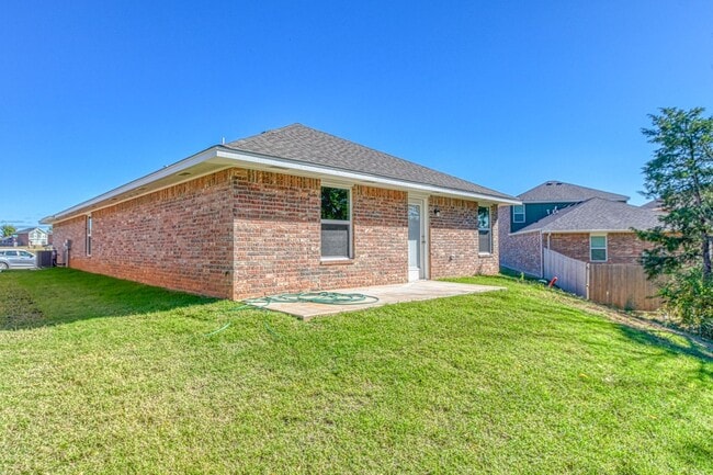 Building Photo - Brand New Construction!  Lawn care included!