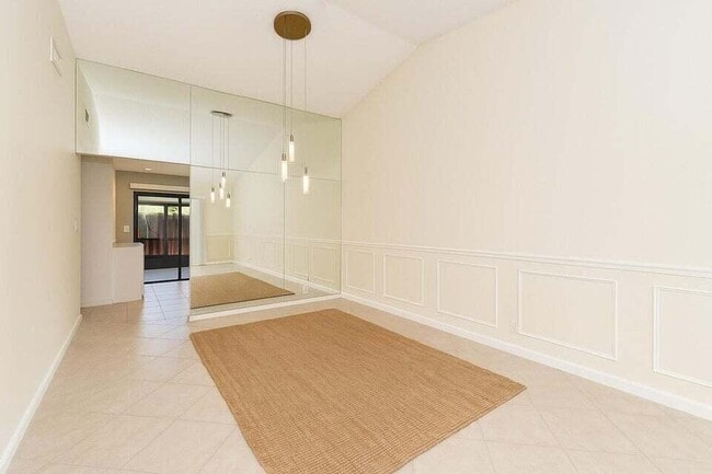 Building Photo - 7914 SE Villa Cir