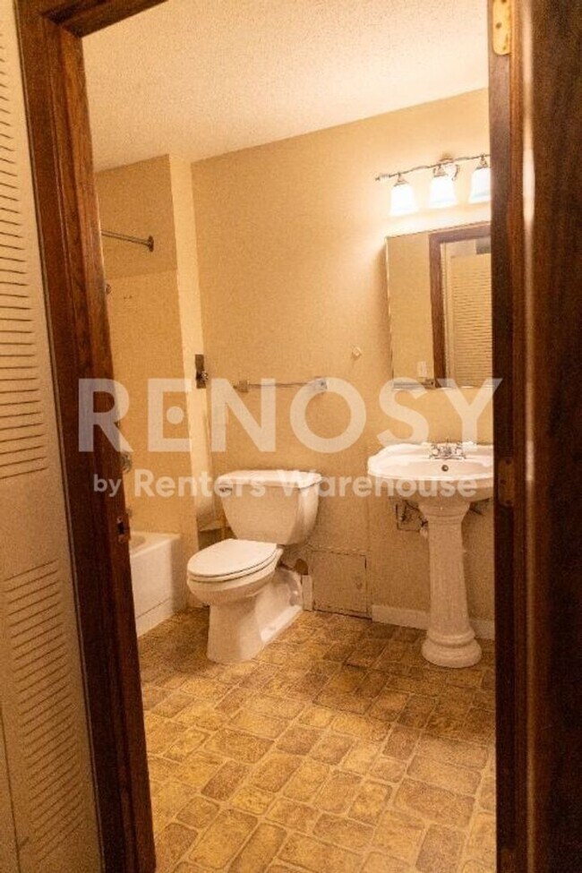 Building Photo - Available Now Spacious 1 bedroom 1 bath lower level Condo in Richfield -- 55+
