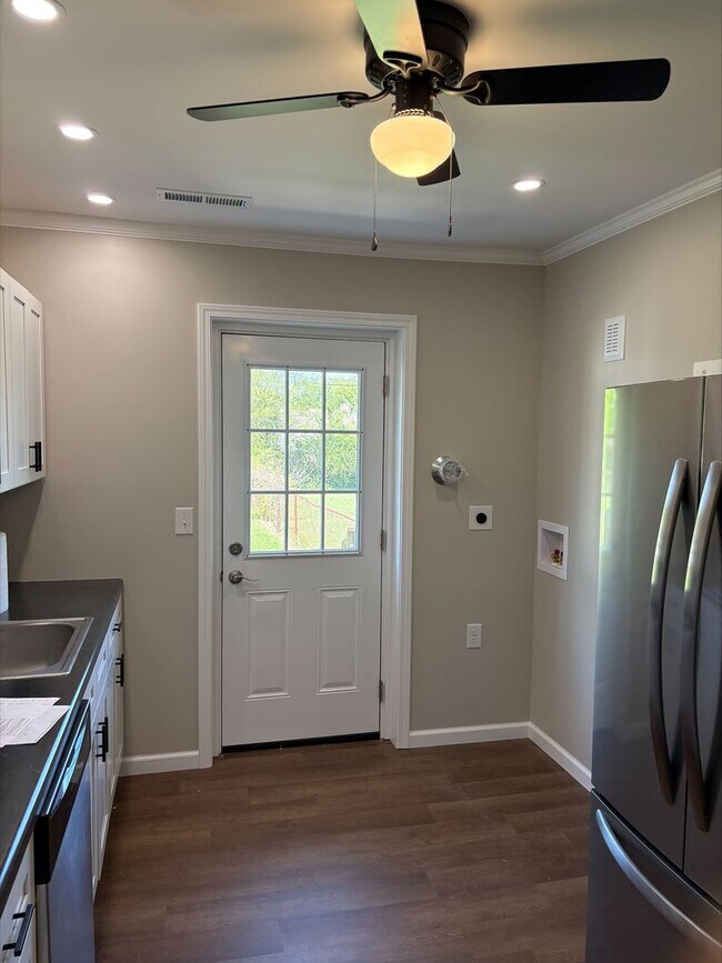 Building Photo - 2117 Sherwood Rd