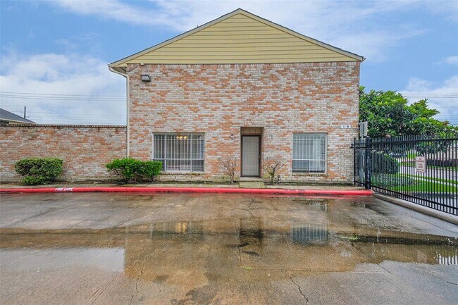 Building Photo - 9200 W Bellfort Ave