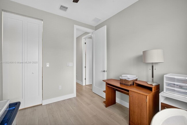 Building Photo - 1402 SW 4th Ave