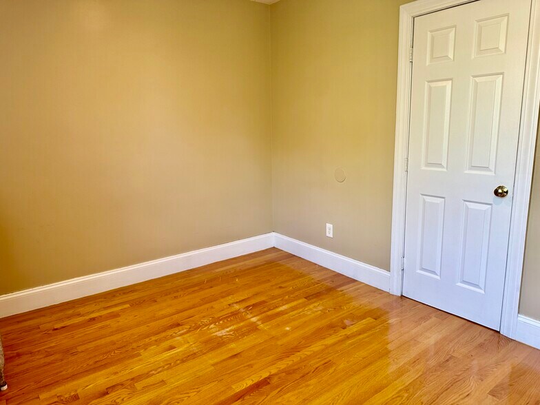 Building Photo - 72 Egmont St