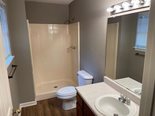 Building Photo - 716 Rosewood Dr