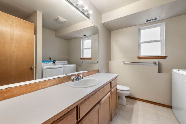 Building Photo - Newly remodel 4 bed 3 bath home in Shoreline