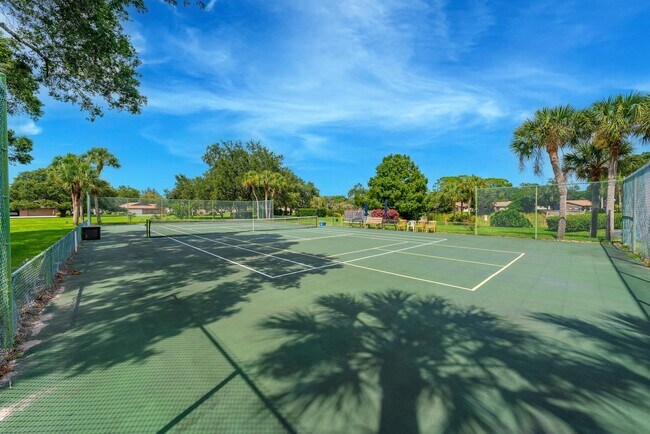 Building Photo - 4665 Oak Hill Dr