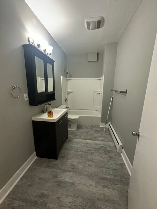 Building Photo - Renovated 3BR (or 2BR + Office) in East Rock w/ In-Unit Laundry – Near Yale SOM
