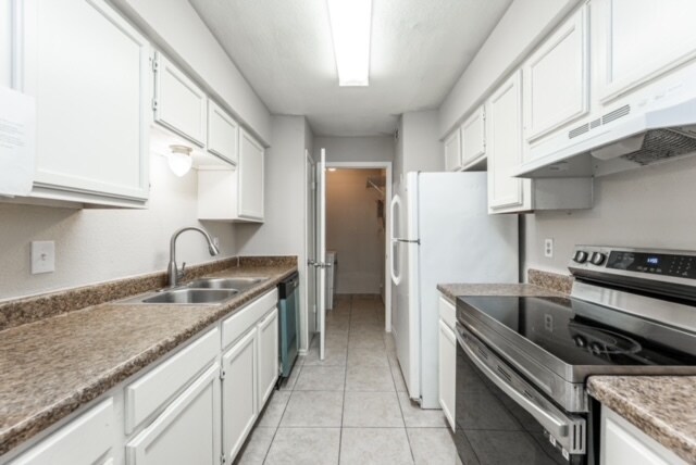 Building Photo - 9797 Leawood Blvd