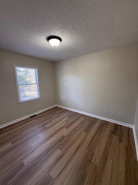 Building Photo - 850 Lakeview Dr