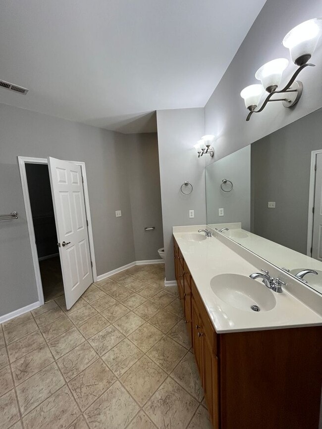 Building Photo - 128 Wild Thorn Ln